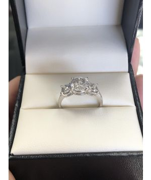 Bargain! 2.90ct stunning 3-stone ring. 