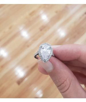 Platinum Pear cut stunning diamond ring set 3.80 carat. IGI certified 