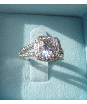 NEW Ring by RITANI  with a 2 carat IGI center 