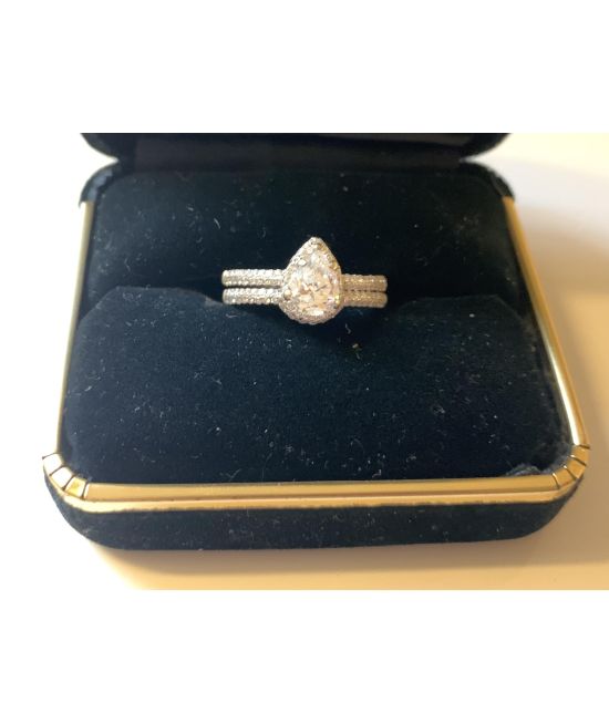 Pear shape diamond engagement ring w/halo & diamond wedding band