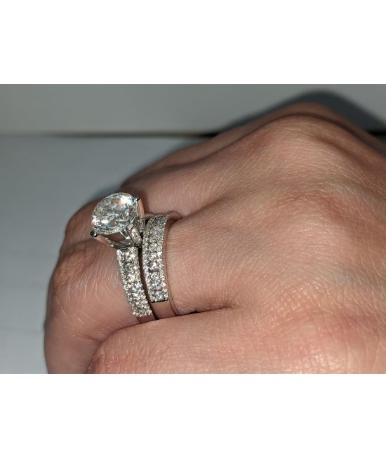 Stunning diamond set with 3 CTs of diamonds 