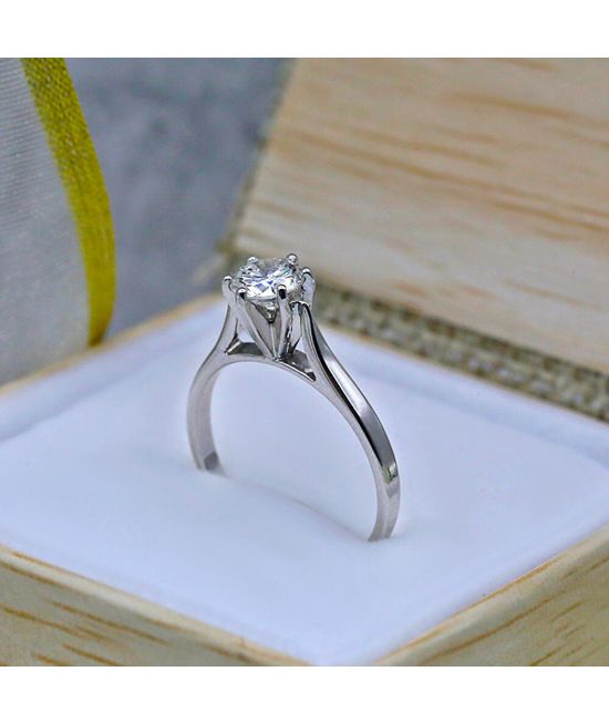 Engagement Ring with Center Round cut Diamond 