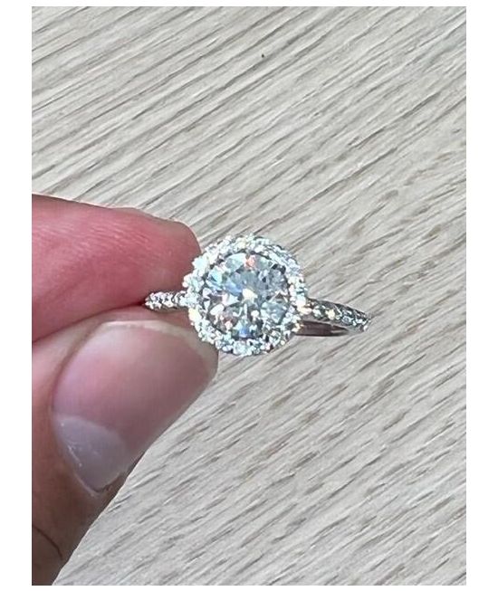 CLASSIC ROUND DIAMOND HALO